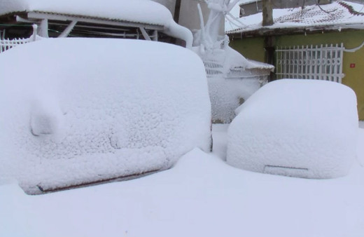 Sarıyer'de araçlar kara gömüldü vatandaşlar yolları açtı
