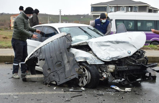 Sakarya'da feci kaza! 2 lüks araç birbirine girdi: Yaralılar var