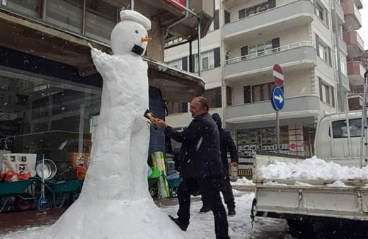 Sakarya'da bir grup esnaf 3 metrelik kardan adam yaptı