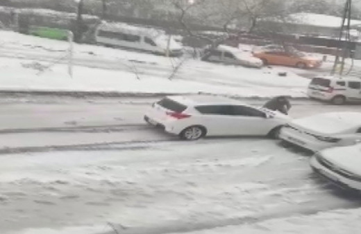 Esenyurt'ta kayan otomobilini durdurmak için aracın önüne böyle atladı