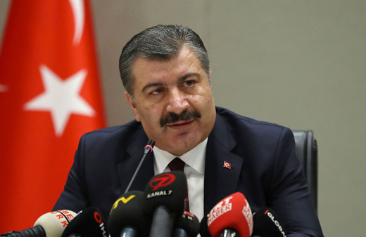 Sağlık Bakanı Fahrettin Koca'dan “Orada sevgilisi mi var” diyen takipçisine yanıt