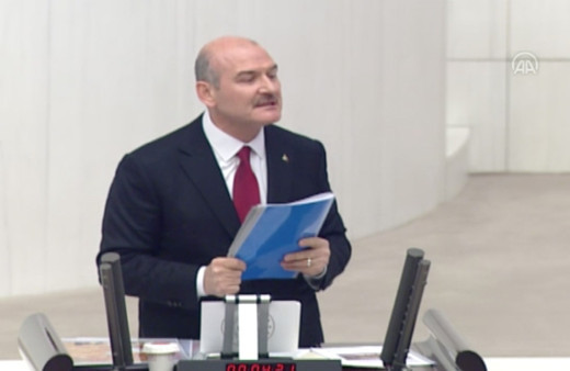 Süleyman Soylu HDP sıralarına dönüp dişlerini sıkarak yemin etti