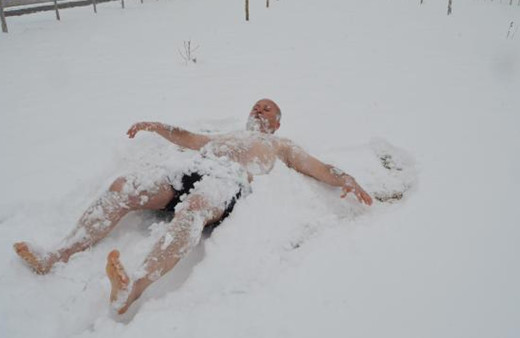 Aksaray'da 62 yaşındaki turizmcinin kar sevinci! Şortla 'kar banyosu' yaptı