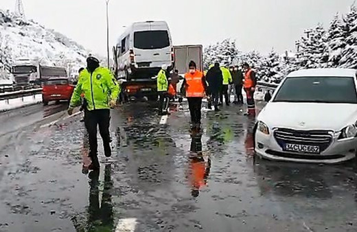 Kocaeli'de TEM Otoyolu'nda 8 araç birbirine girdi! Trafik kilitlendi