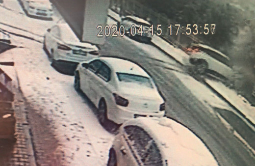 Esenyurt'ta karlı yolda cipin kayarak parka girdiği anlar kamerada