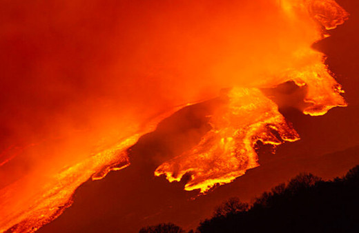 İtalya'daki Etna Yanardağı bir kez daha faaliyete geçti