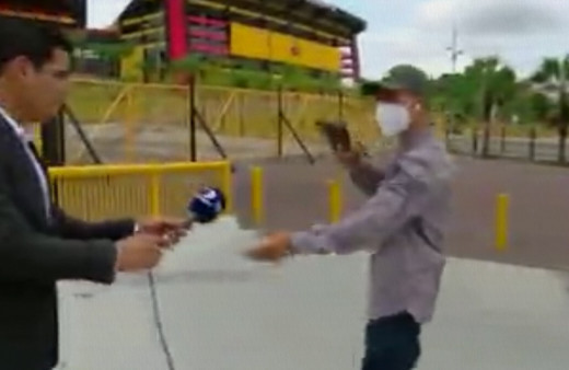 Ekvador'da muhabir canlı yayındayken soyuldu