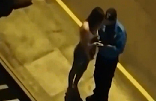 Peru'da polis sokağa çıkma yasağını ihlal eden kadını öptü