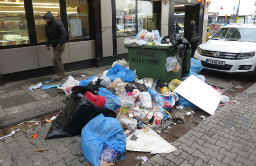 Kadıköy'ü çöp götürüyor! Belediye işçileri greve gitti sokak ve caddeler çöp dağları doldu