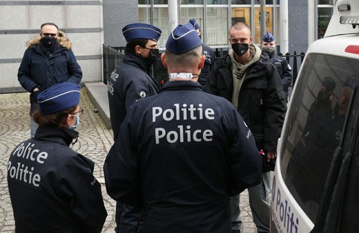 Avrupa Parlamentosu önünde canlı yarasa yemek isteyen aktivist gözaltına alındı