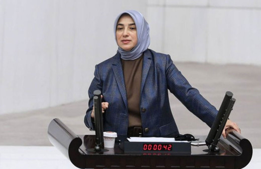 AK Partili Zengin'den 'çıplak arama' yanıtı: Onurlu, ahlaklı kadın açıklamak için bir sene beklemez