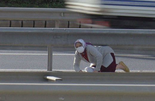 İstanbul'da üst geçit otoyolun ortasına iniyor yayalar emekleyerek bariyer altından geçiyor