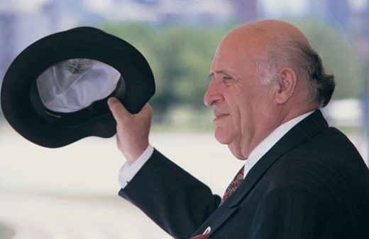 Süleyman Demirel'in şapkasını haczettirdi şimdi de satıyor