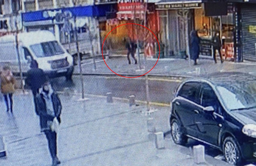 İstanbul’da akılalmaz olay! Otelin penceresinden atlayıp adamın üstüne düştü