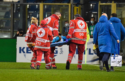 Victor Osimhen bilincini kaybetti, hastaneye kaldırıldı