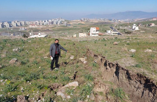 İzmir Çiğli'de Katı Atık Depolama Tesisi'nin yanında tedirgin eden yarıklar!