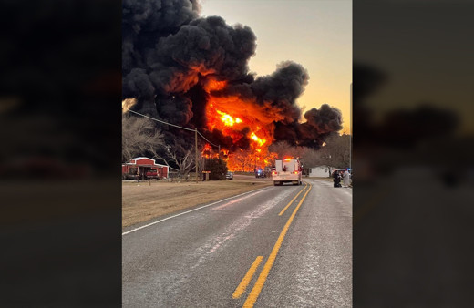 ABD'de petrol taşıyan tren ile TIR'ın çarpışması ortalığı savaş alanına çevirdi