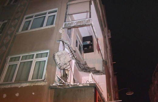 İstanbul'da Zeytinburnu'nda bir binanın balkonu çöktü