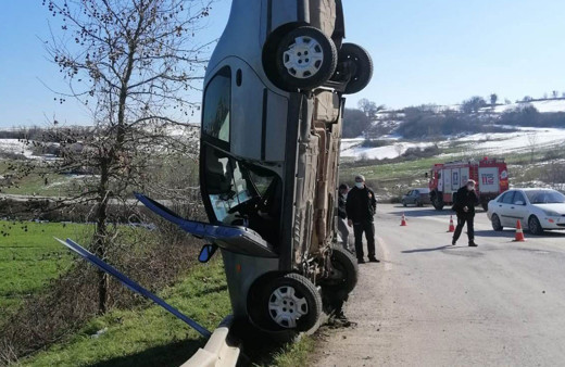 Kandıra'da kaza yapan otomobil dik durdu