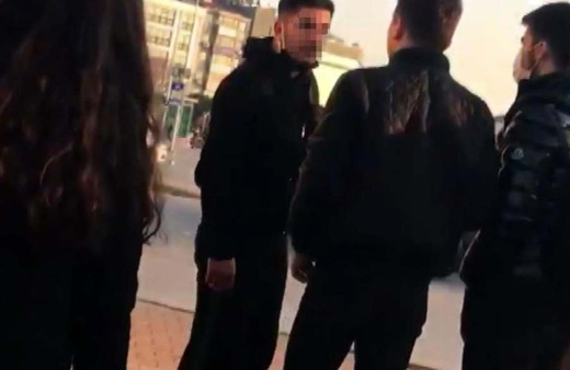 Sokak ortasında erkek arkadaşının darbettiği genç kızı vatandaşlar kurtardı