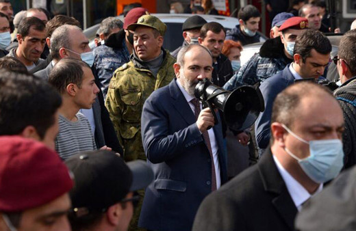 Ermenistan'da darbe Paşinyan sokağa indi Genelkurmay Başkanı kovuldu