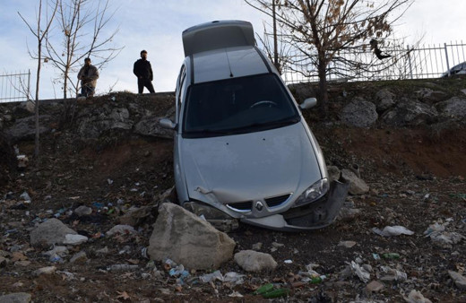 Malatya'da faciadan dönüldü! Araç gölete düşmekten son anda kurtuldu