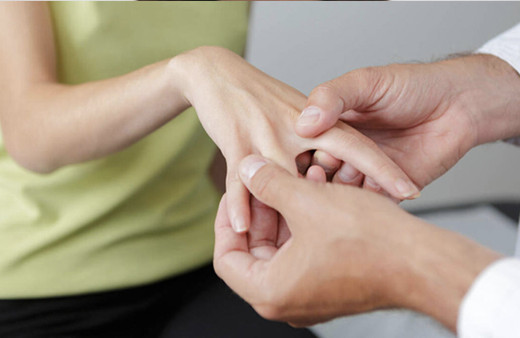 Ellerde uyuşma ve ağrı neden olur hastalık habercisi mi basit tedavi yöntemi