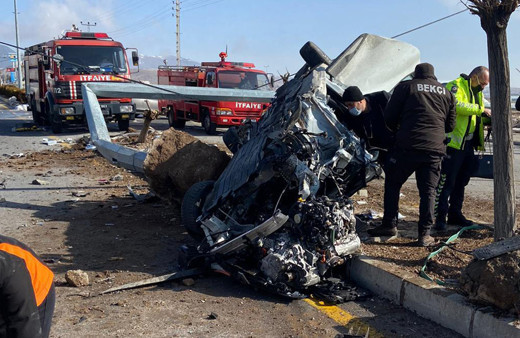 Kayseri'de korkunç kaza! Kullanılmaz hale geldi: Ölü ve yaralılar var