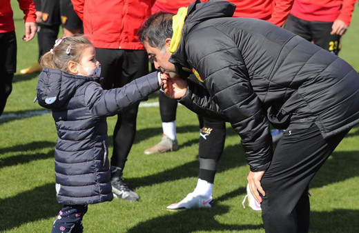 İzmir depreminin sembolü Ayda, Göztepe antrenmanında