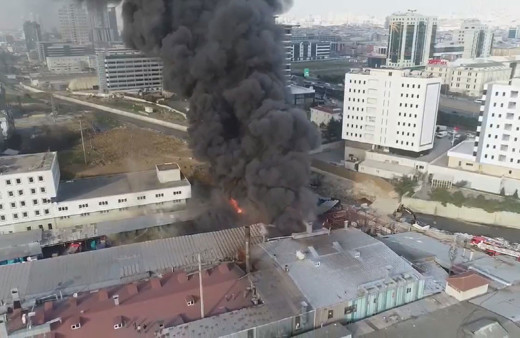 Küçükçekmece'de hurdalık alanda yangın! Dumanlar kilometrelerce uzaktan görüldü