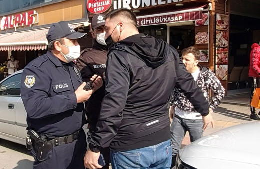 Kısıtlamaya uymadı ceza yiyince polisin üzerine yürüdü