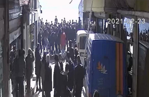 Çığlıklarına koştular! Karaköy'de genç kıza dehşeti yaşatan kapkaççıya meydan dayağı