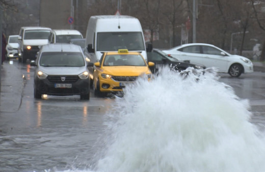Bağcılar'da su borusu patladı yol göle döndü