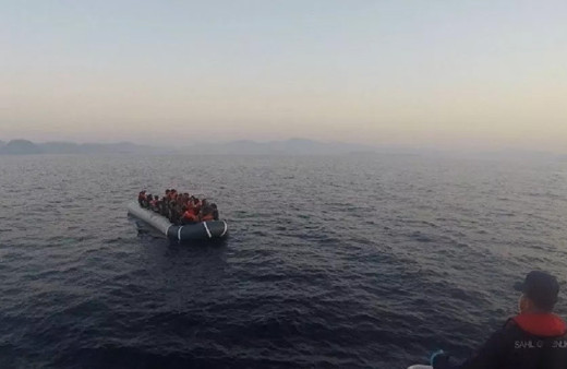 Yunanistan'ın denizde bıraktığı 32 göçmeni Türk Sahil Güvenlik ekipleri buldu