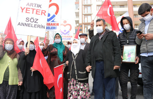 Diyarbakır'da evlat nöbetine 2 aile daha katıldı! Bana altın da verilse gelmezdim ama...