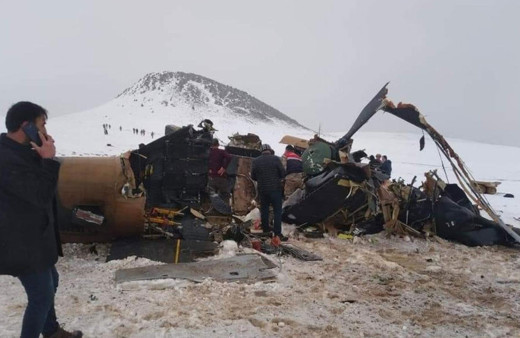 Bitlis'te askeri helikopter düştü Türkiye 11 şehidine ağlıyor