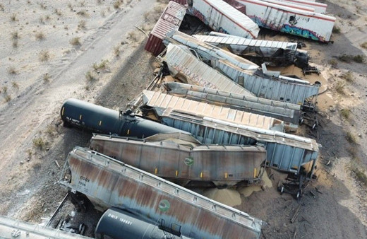 Tren raydan çıktı 44 vagon birbirine girdi! Alkol vagonunda sızıntı var