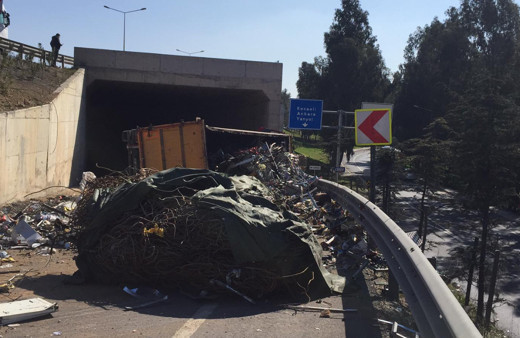 Kocaeli'de TIR alt yola uçtu hurdaya döndü! Yol kapandı