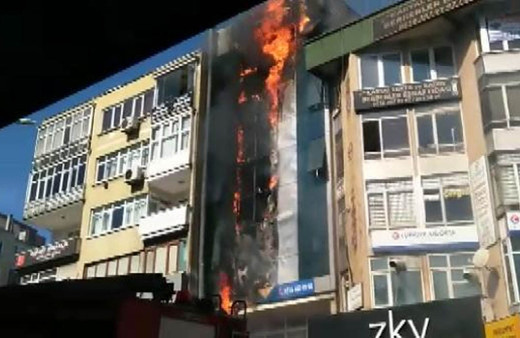 Kartal'da dershanede yangın çıktı! Alevler binanın tamamını sardı