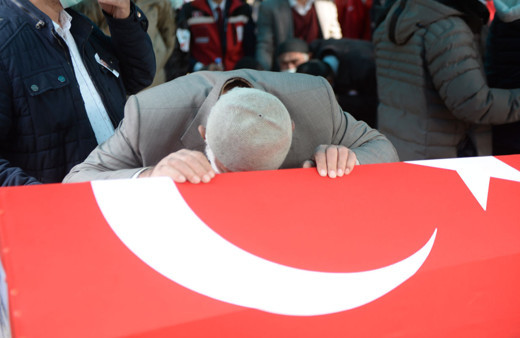 Bitlis şehitlerine son görev! Gözyaşları sel oldu