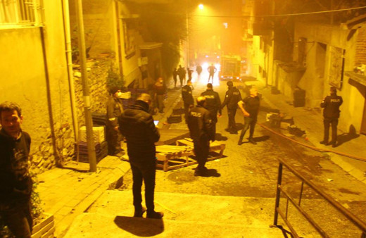 Aydın'da öfkeli yeğen sokaktaki evleri ateşe verdi itfaiyeye tahta kasayla saldırdı