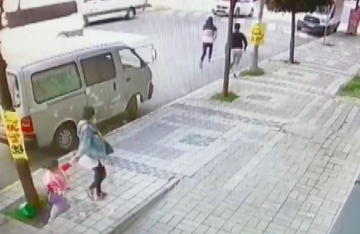 Esenyurt'ta çocuklu kadının konuştuğu sırada telefonunu böyle alıp kaçtılar