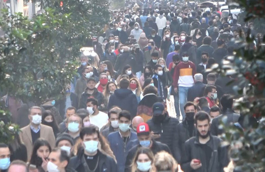 Kısıtlamaların esnetilmesi sonrasında İstiklal caddesinde insan seli