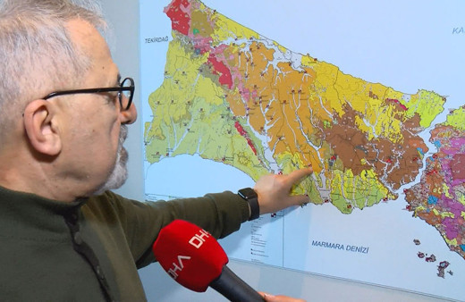 Naci Görür İstanbul'da yer gösterdi 'şu anda bile kayıyor' dedi deprem etkisi beş katına çıkacak