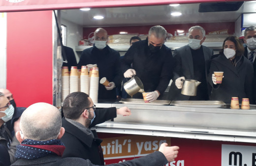 AK Parti İstanbul İl Başkanı Osman Nuri Kabaktepe gençlerle Ayasofya Cami'nde sabah namazı kıldı