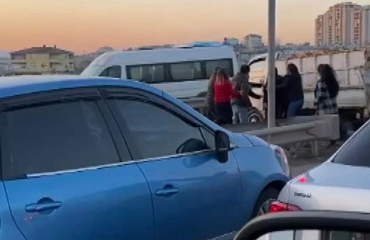 Şile’de trafik terörü: Aracın kapısını açıp sürücüyü darbettiler o anlar kamerada