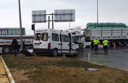 Konya'da tarım işçilerini taşıyan minibüs ile TIR çarpıştı 8 yaralı