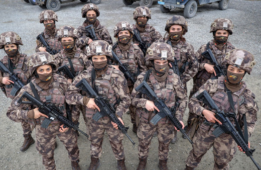 7 gün 24 saat elleri tetikteler! Kadın özel harekatçılar Hakkari'de PKK'nın korkulu rüyası oldu