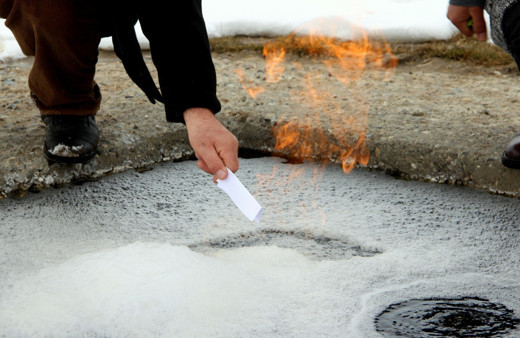 Erzurum Aziziye'deki yanan su görenleri şaşkına çeviriyor