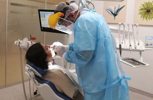 Diş eti rahatsızlığı olanlara koronavirüs uyarısı